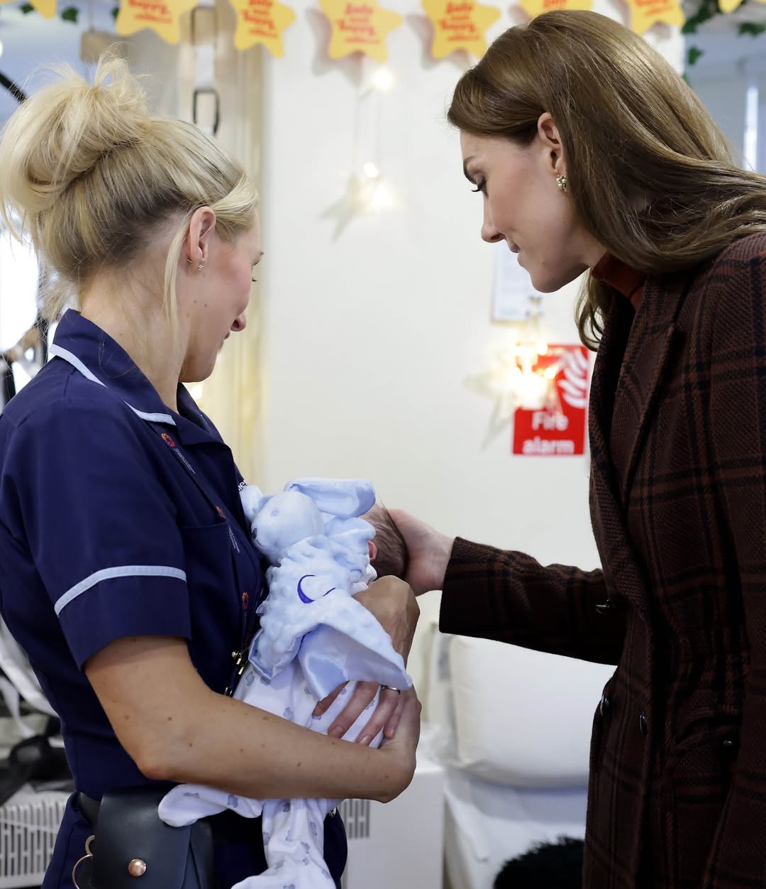 Kate Middleton se vuelca con los bebés de las presas en la cárcel de mujeres