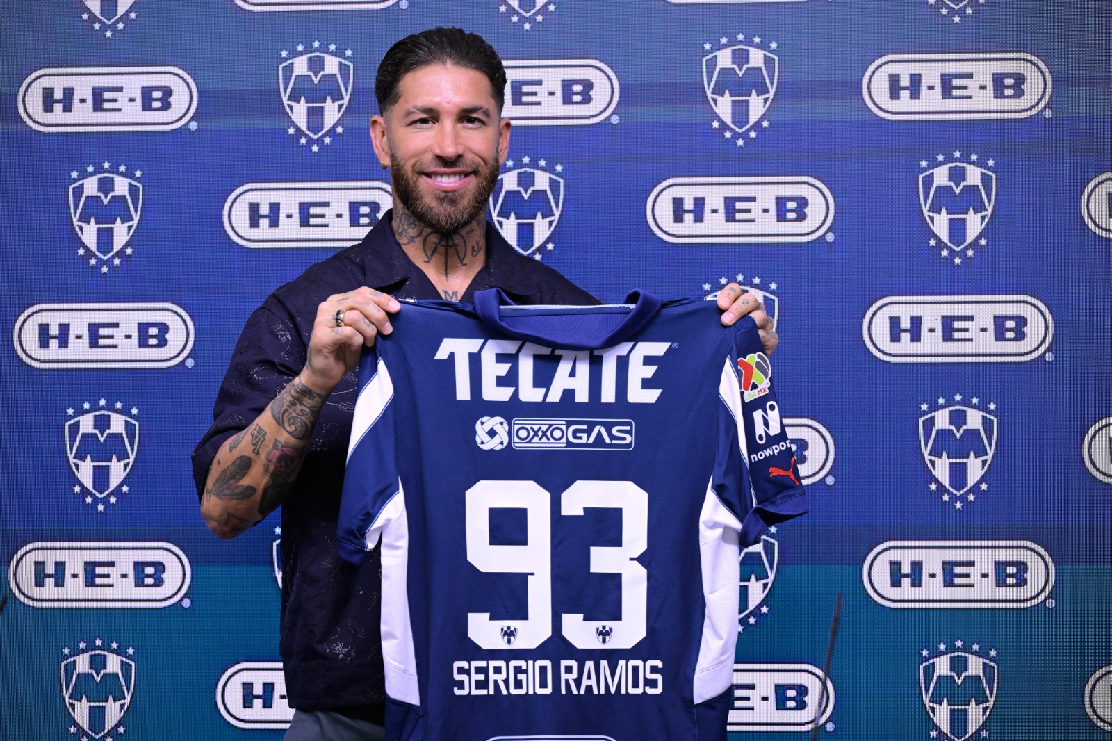 Sergio Ramos con la camiseta del Rayados de Monterrey.