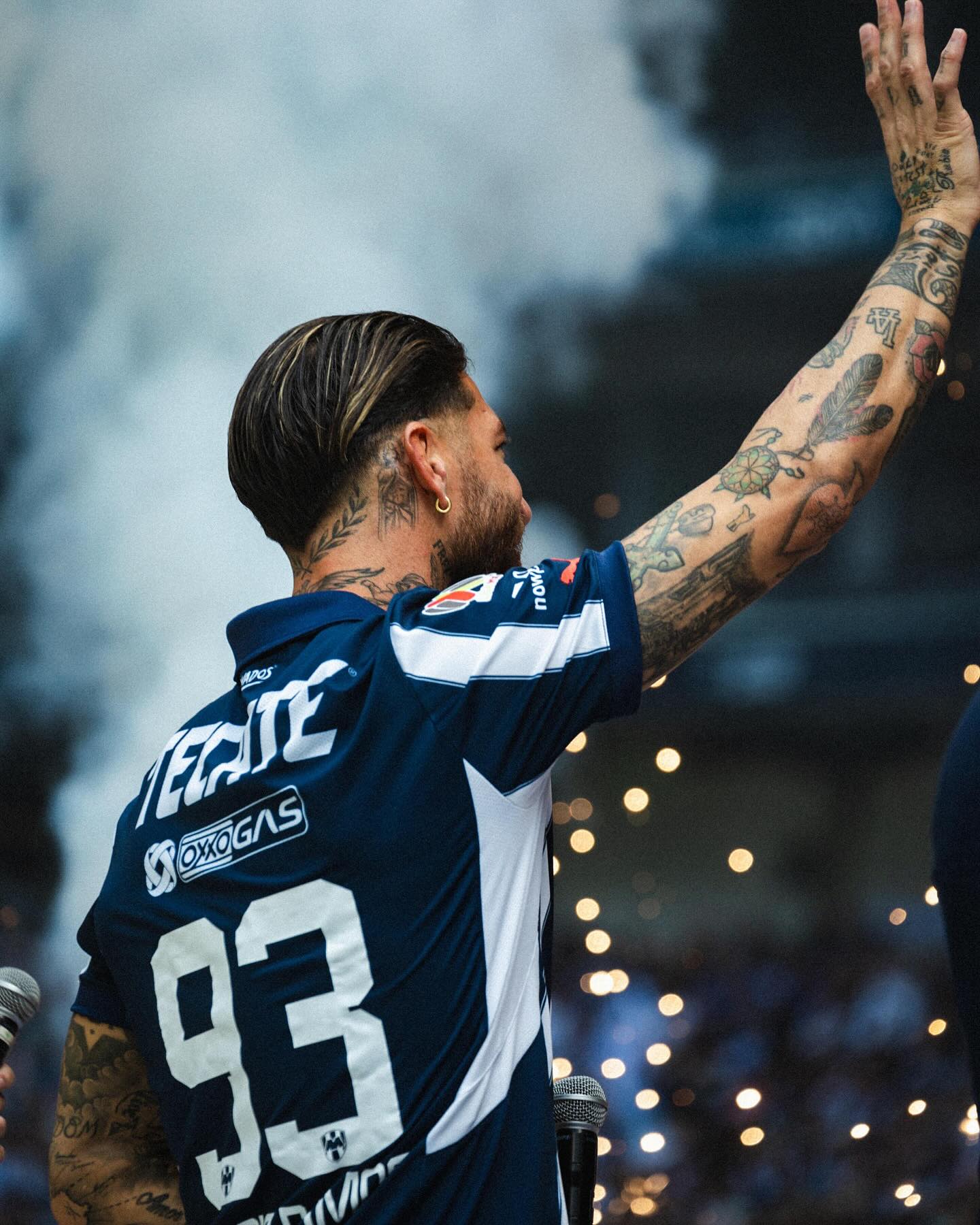 Sergio Ramos con la camiseta del Rayados de Monterrey.