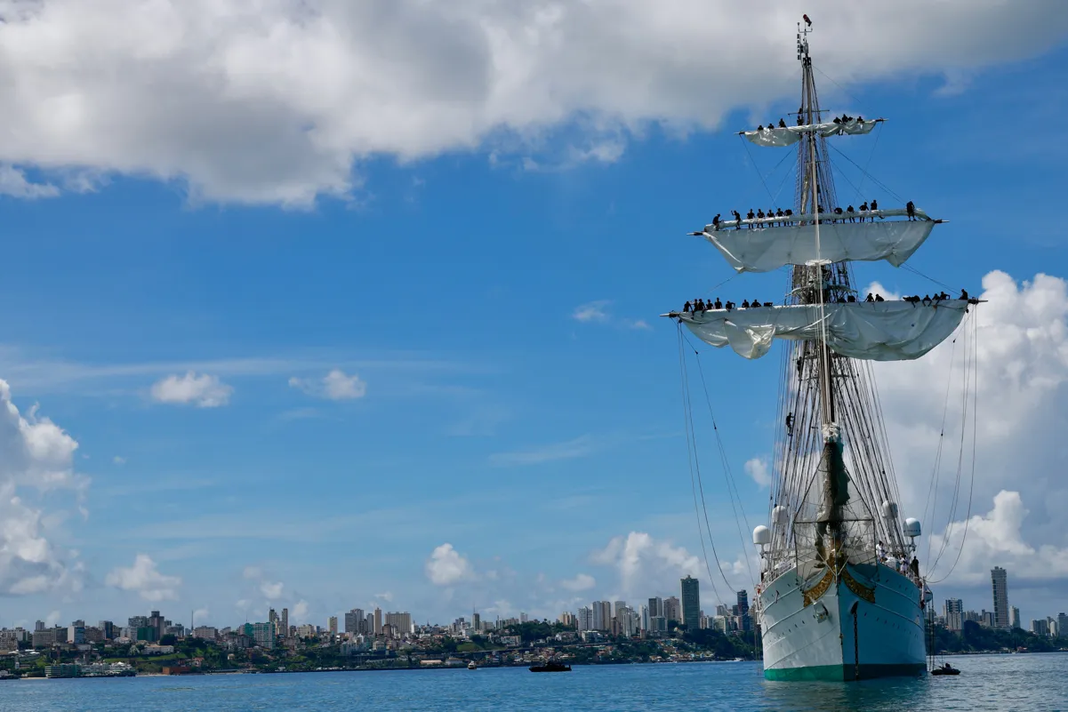 El Juan Sebastián Elcano en su llegada a Salvador de Bahía (Brasil).