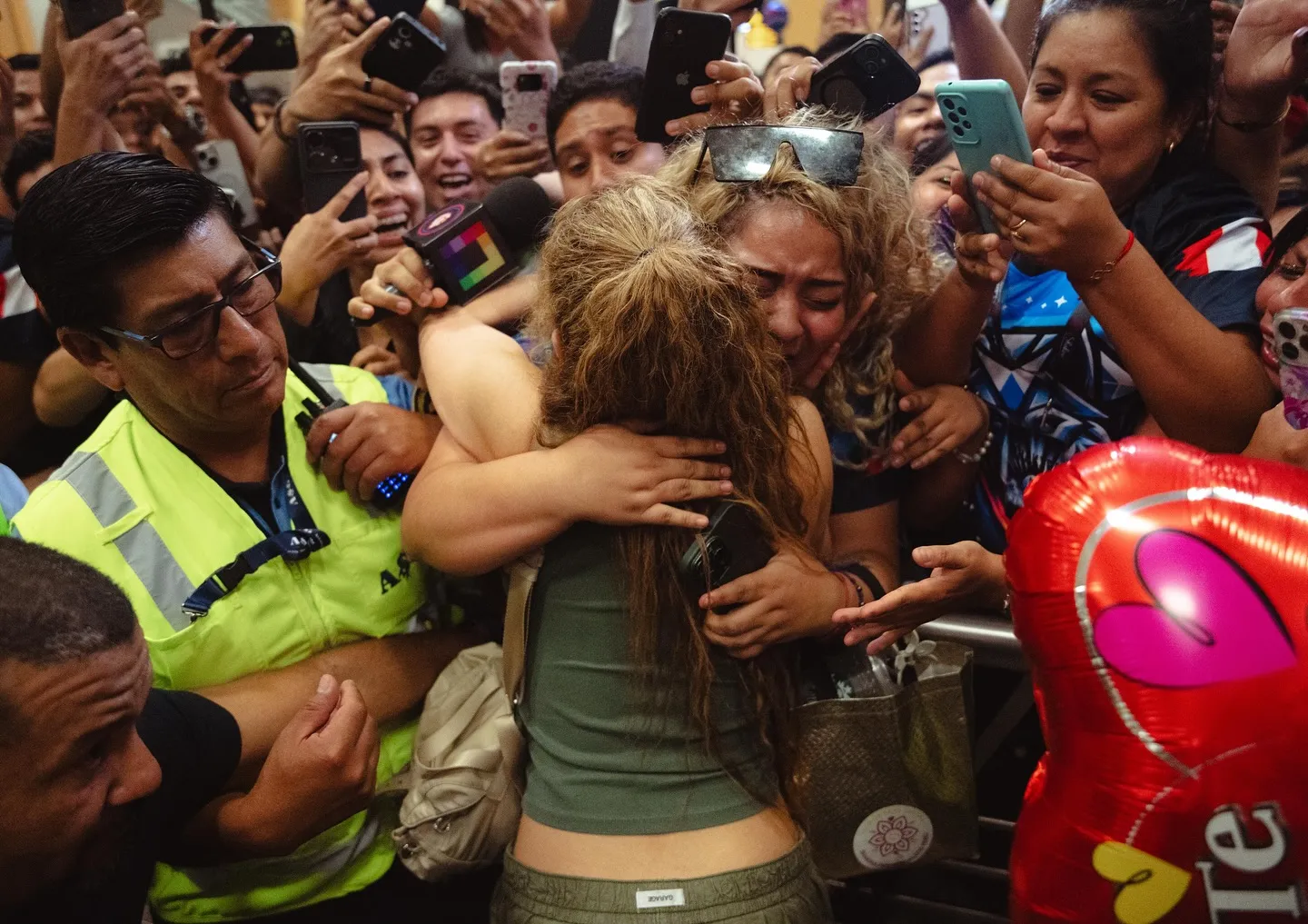 Shakira abraza a sus fans al llegar a Lima (Perú).