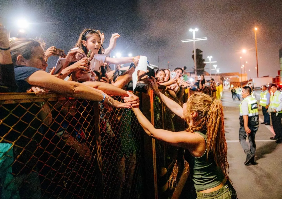 Shakira, recibida en Perú por miles de fans.