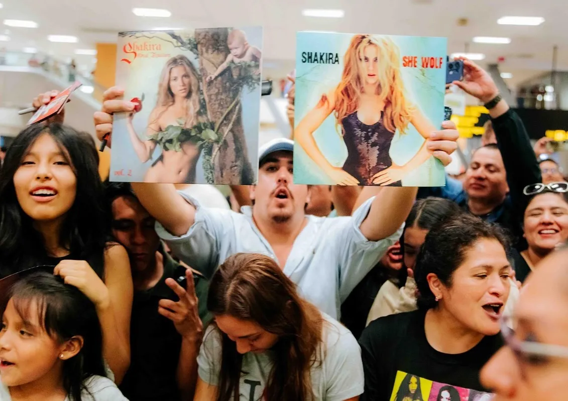 Los fans de Shakira en el aeropuerto de Lima (Perú).