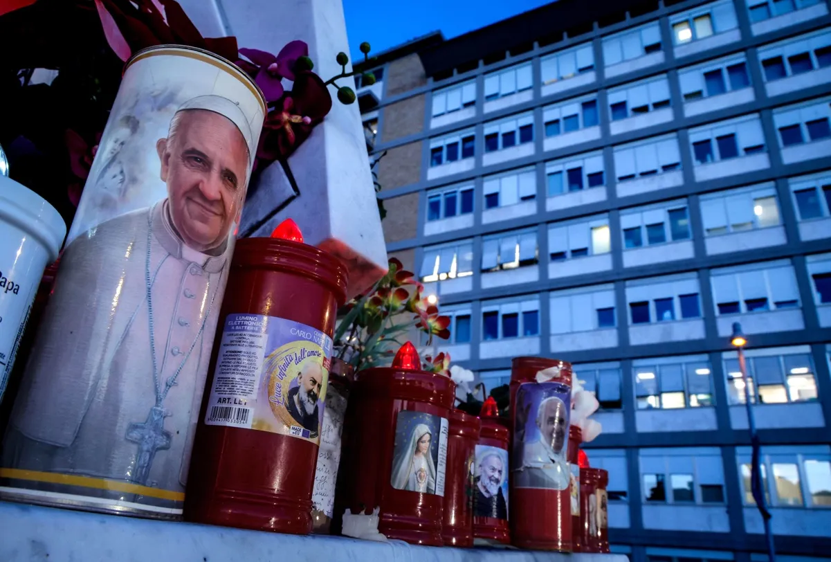 Las puertas del hospital Gemelli se han convertido en un improvisado altar.