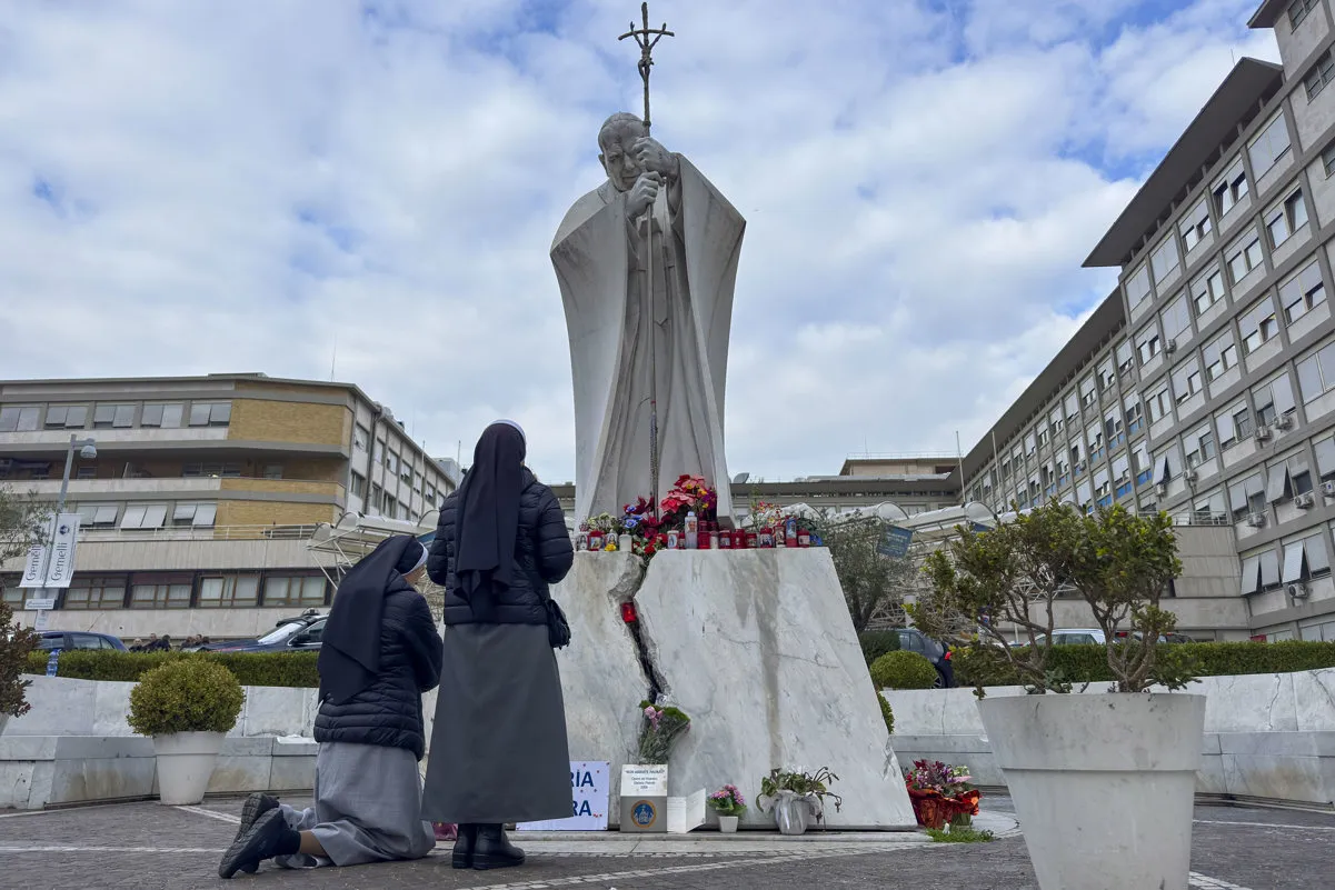 Monjas rezando por el papa Francisco en la entrada del Hospital Gemelli.