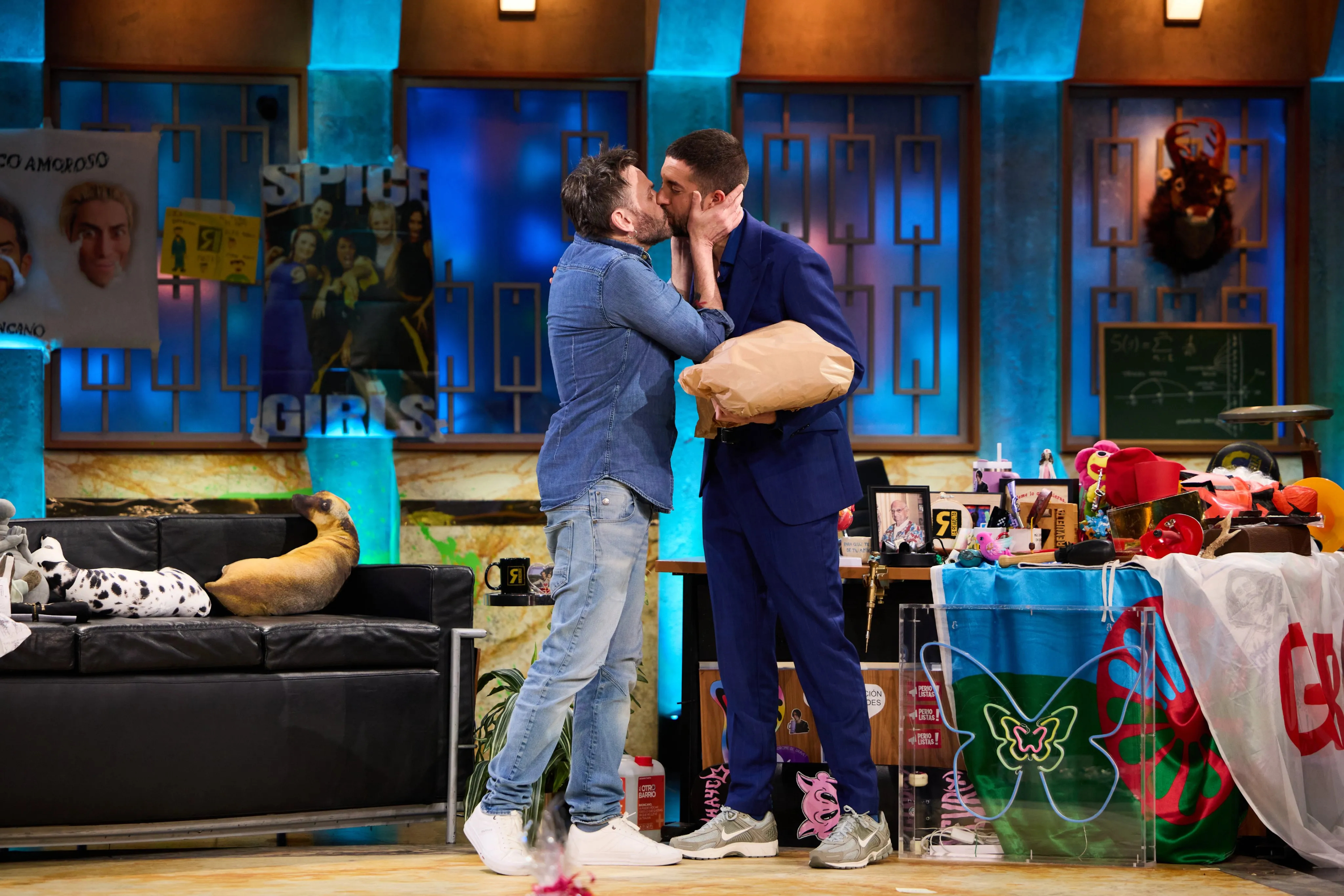 David Broncano y Fernando Tejero se dan un beso en 'La Revuelta'.