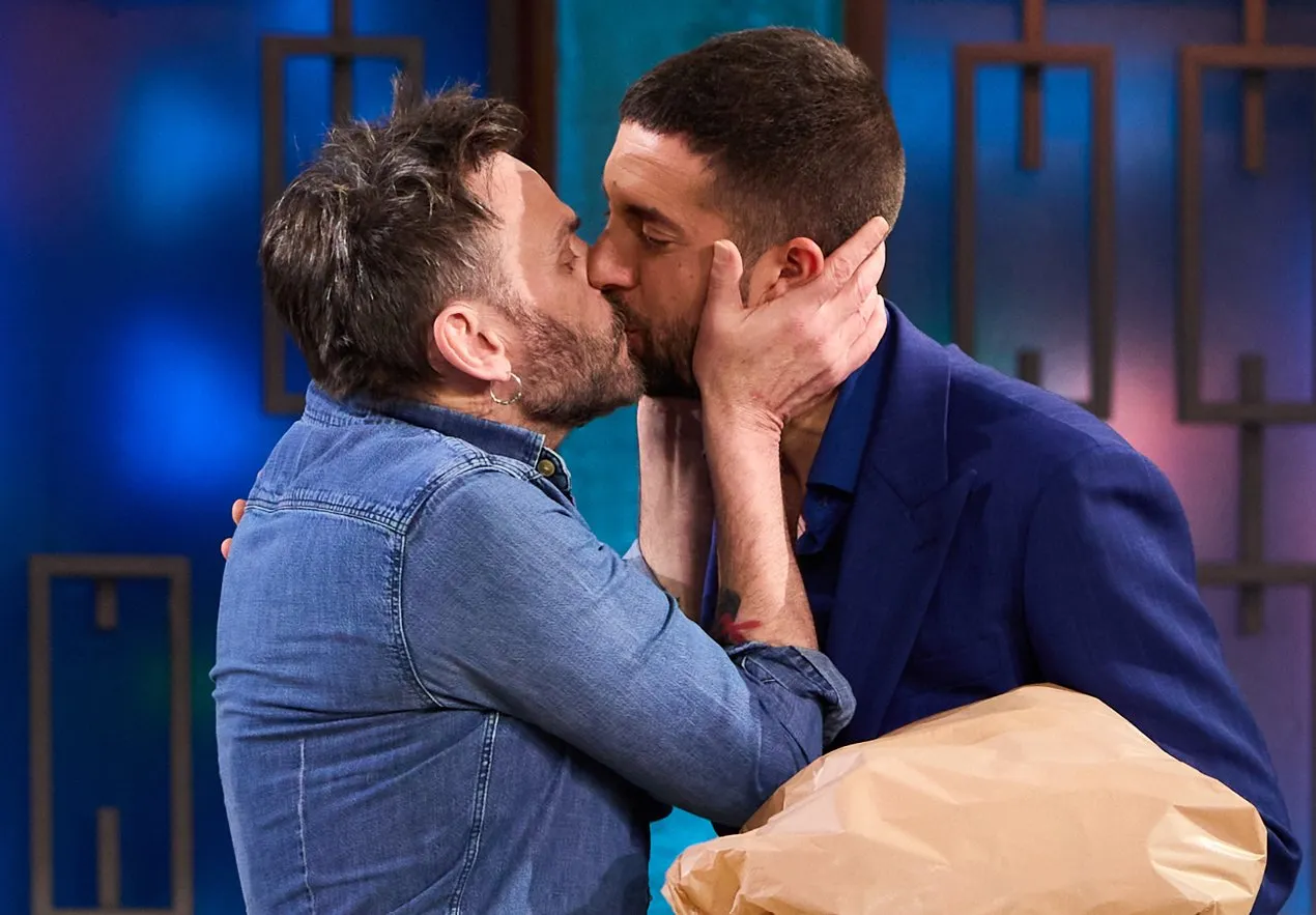 David Broncano y Fernando Tejero se dan un beso en 'La Revuelta'.