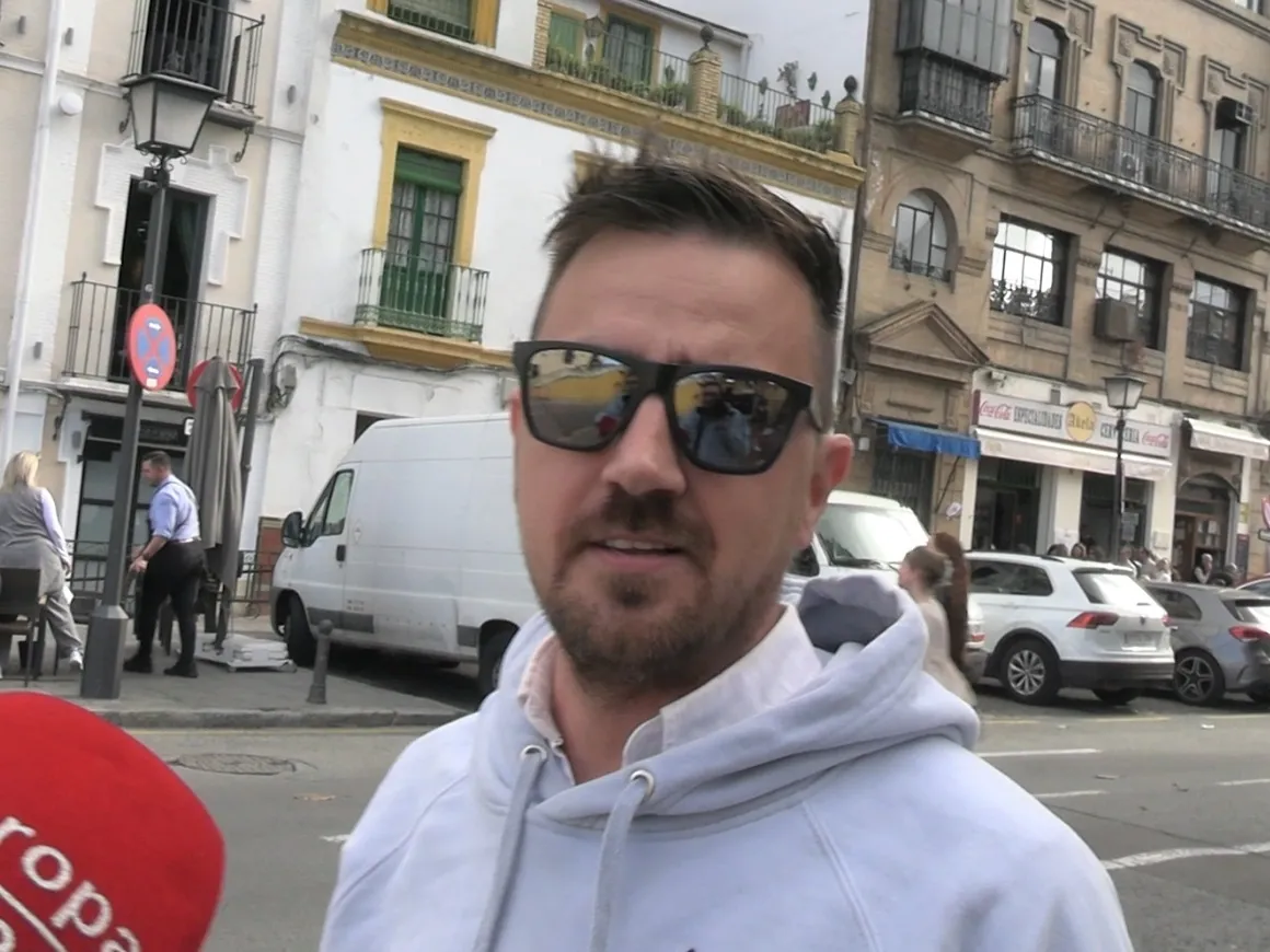 Pinocho, el supuesto hermano de Anabel Pantoja, en una imagen en la calle con los reporteros de EP.