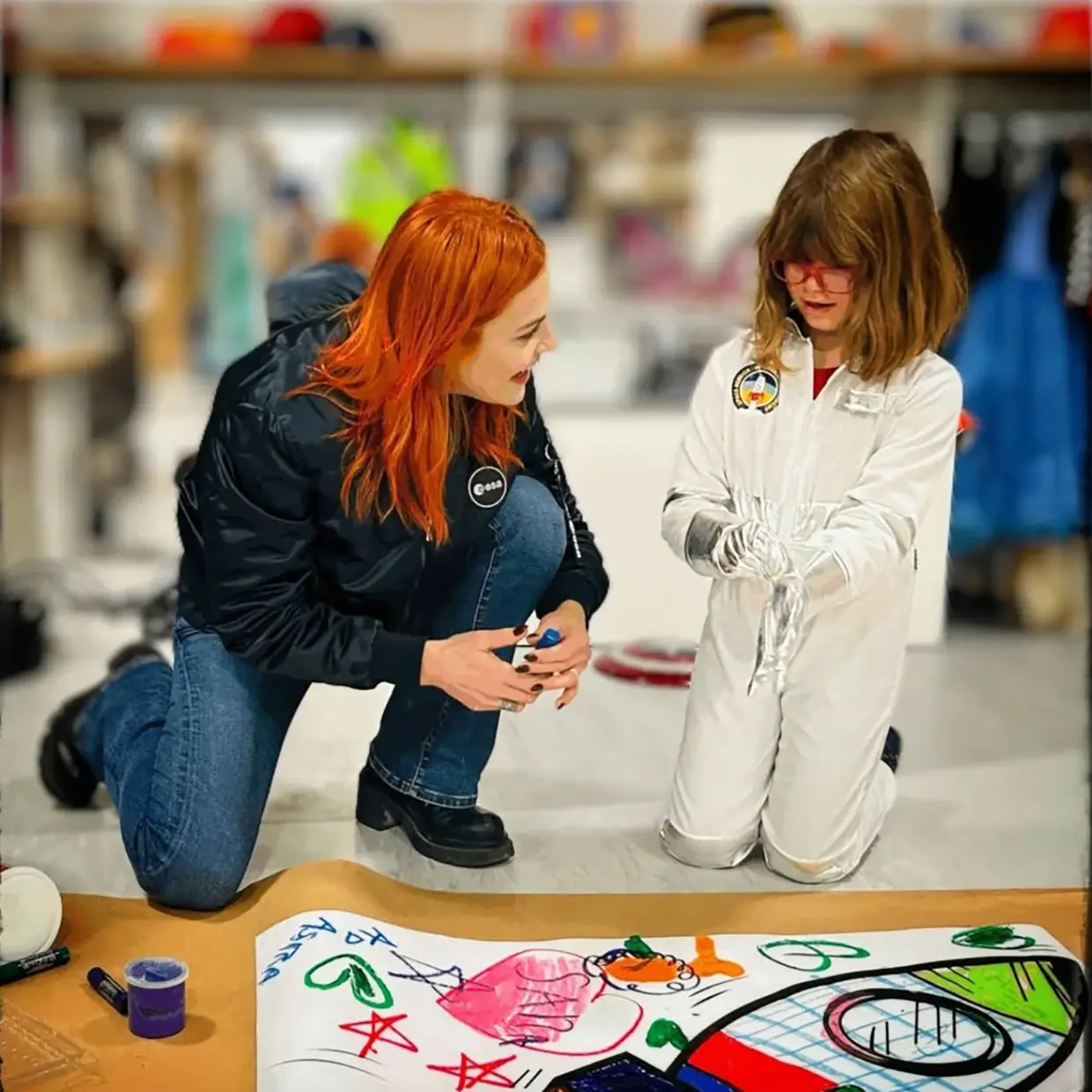 Astronauta Sara García Alonso con una niña