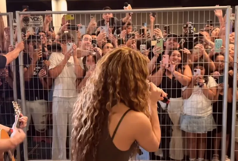 Shakira da un concierto improvisado a las puertas de su hotel en Chile.