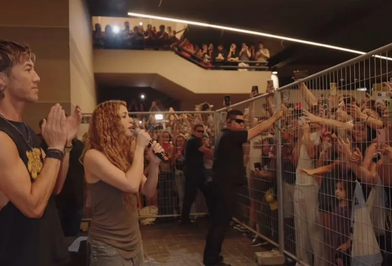 Shakira da un concierto improvisado a las puertas de su hotel en Chile.