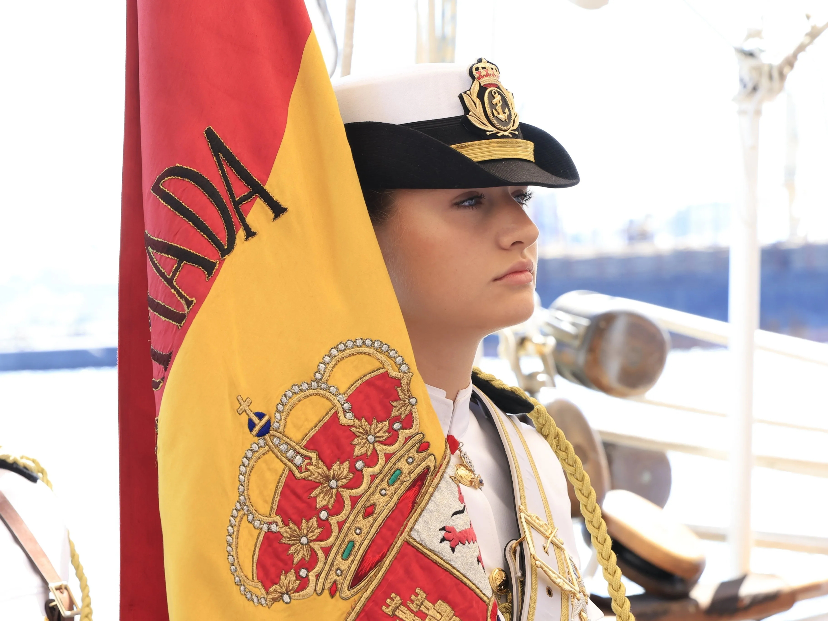 La princesa Leonor durante la jura de bandera que ha tenido lugar este viernes a bordo del buque escuela Juan Sebastián de Elcano, que se encuentra haciendo escala en Montevideo (Uruguay)