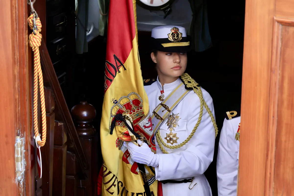 La princesa Leonor durante la jura de bandera que ha tenido lugar este viernes a bordo del buque escuela Juan Sebastián de Elcano, que se encuentra haciendo escala en Montevideo (Uruguay)