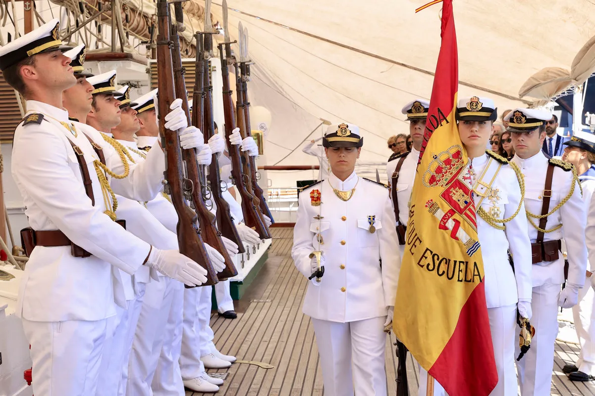 La princesa Leonor durante la jura de bandera que ha tenido lugar este viernes a bordo del buque escuela Juan Sebastián de Elcano, que se encuentra haciendo escala en Montevideo (Uruguay)