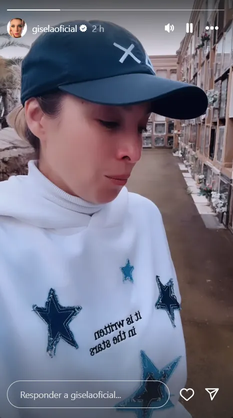 GIsela en un story con gorra desde el cementerio