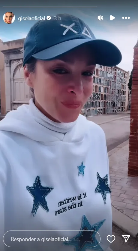 GIsela en un story con gorra desde el cementerio