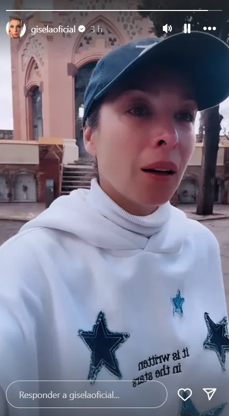 GIsela en un story con gorra desde el cementerio