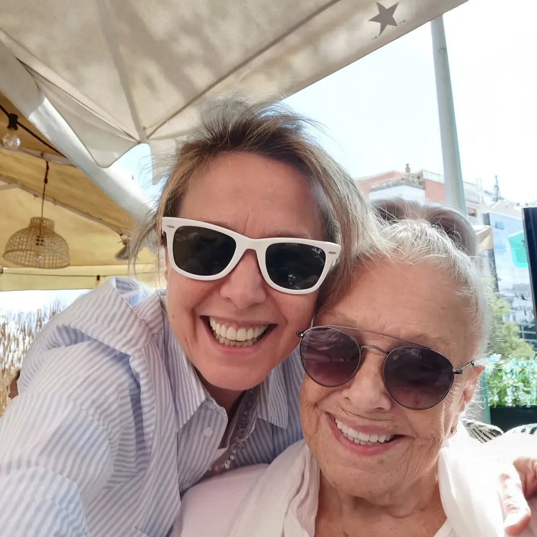 Lola Herrera y su hija Natalia Dicenta en un selfie de redes con gafas de sol