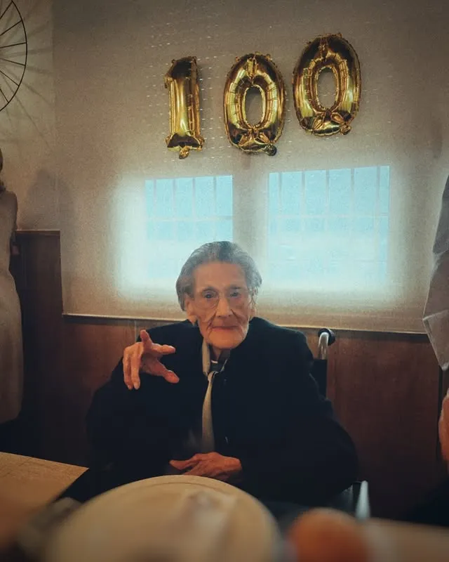 Maxi, la abuela de Sara Carbonero, en la celebración de su 100º cumpleaños