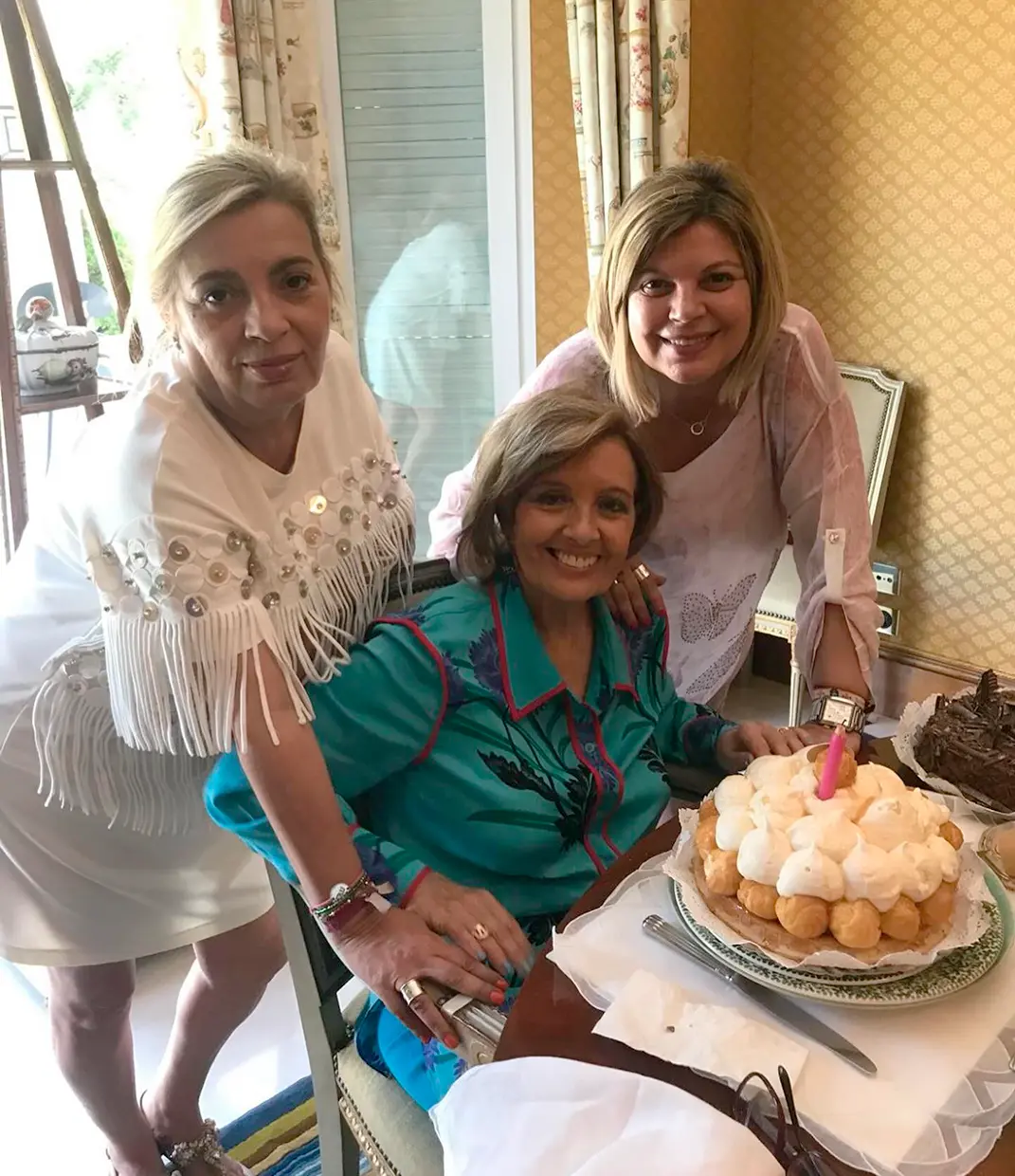 Carmen Borrego y Terelu Campos acompañando a su madre María Teresa Campos en su cumpleaños.