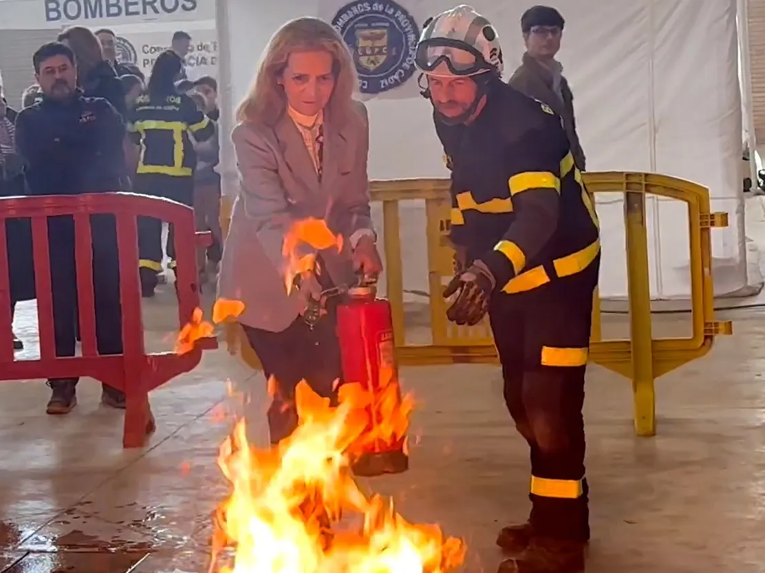 La infanta Elena apagando un fuego.