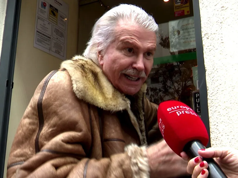 Edmundo Arrocet hablando con la prensa.