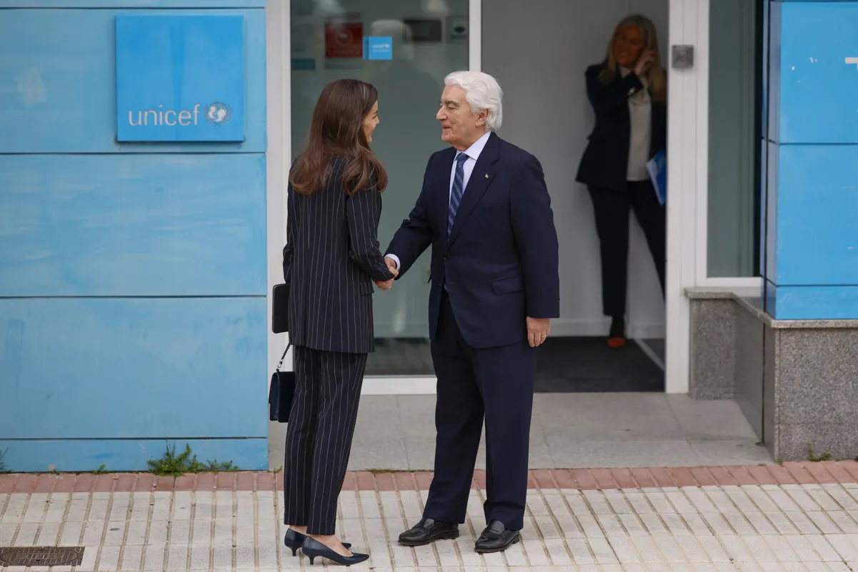 La reina Letizia saluda al presidente del Patronato de UNICEF España, Gustavo Suárez Pertierra.