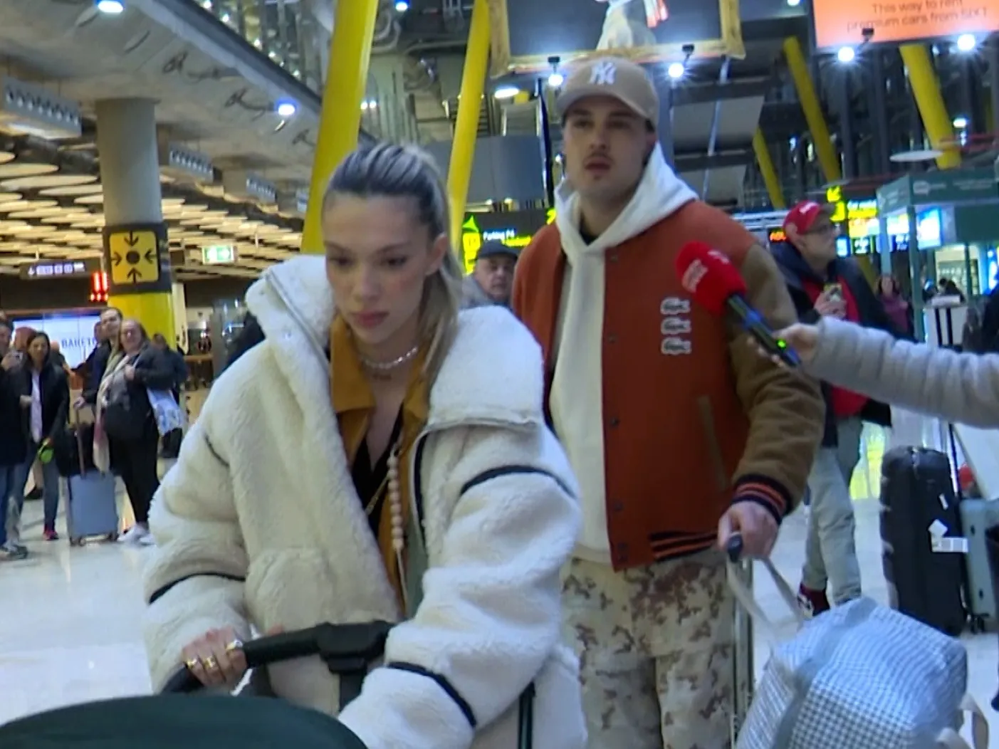 Alejandra Rubio y Carlo Costanzia, en el aeropuerto de Madrid. Foto: EP.