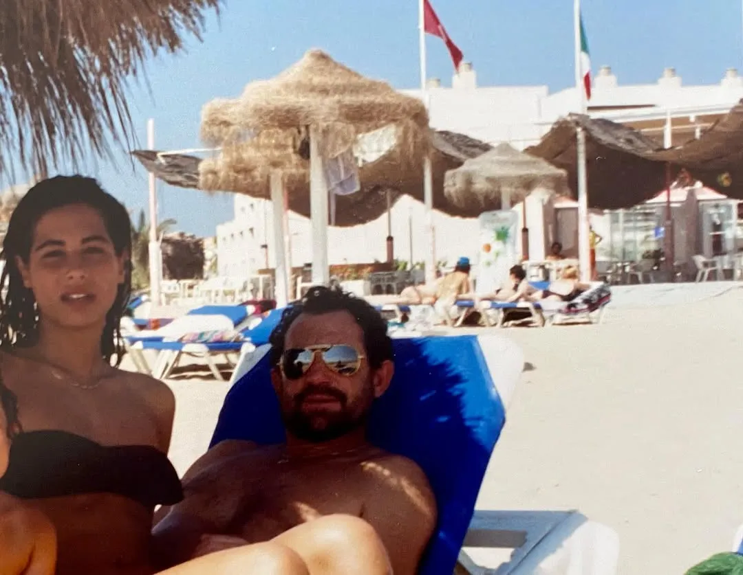 Nuria Roca felicita a su padre por el Día del Padre con una foto de cuando era joven