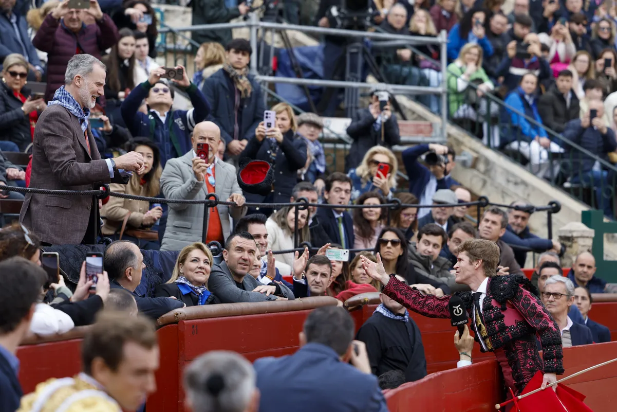 Borja Jiménez brindándole a Felipe VI el 1º toro de la tarde, ayer en Valencia.