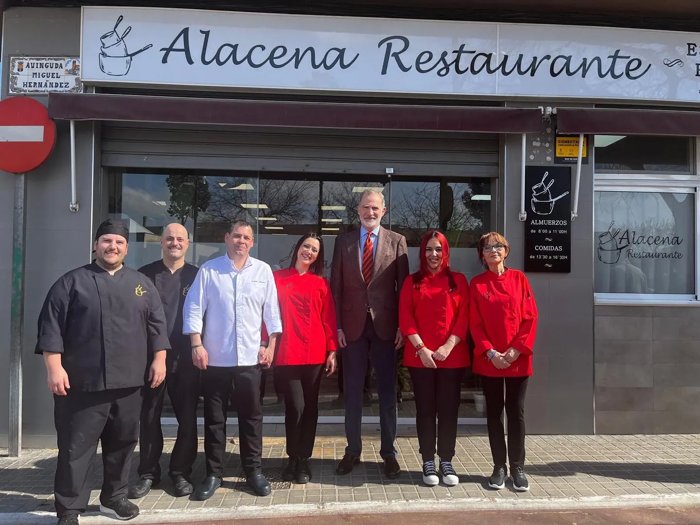 Felipe VI con el personal de restaurante Alacena.