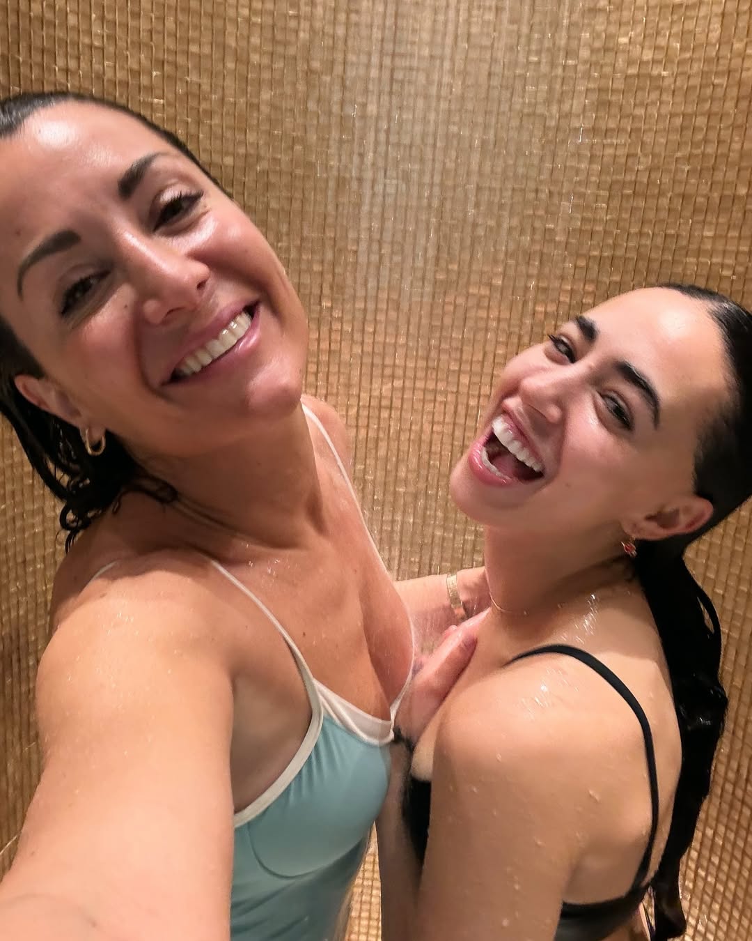 Nagore Robles y Carla Flila sorprenden con una sensual foto juntas en la ducha