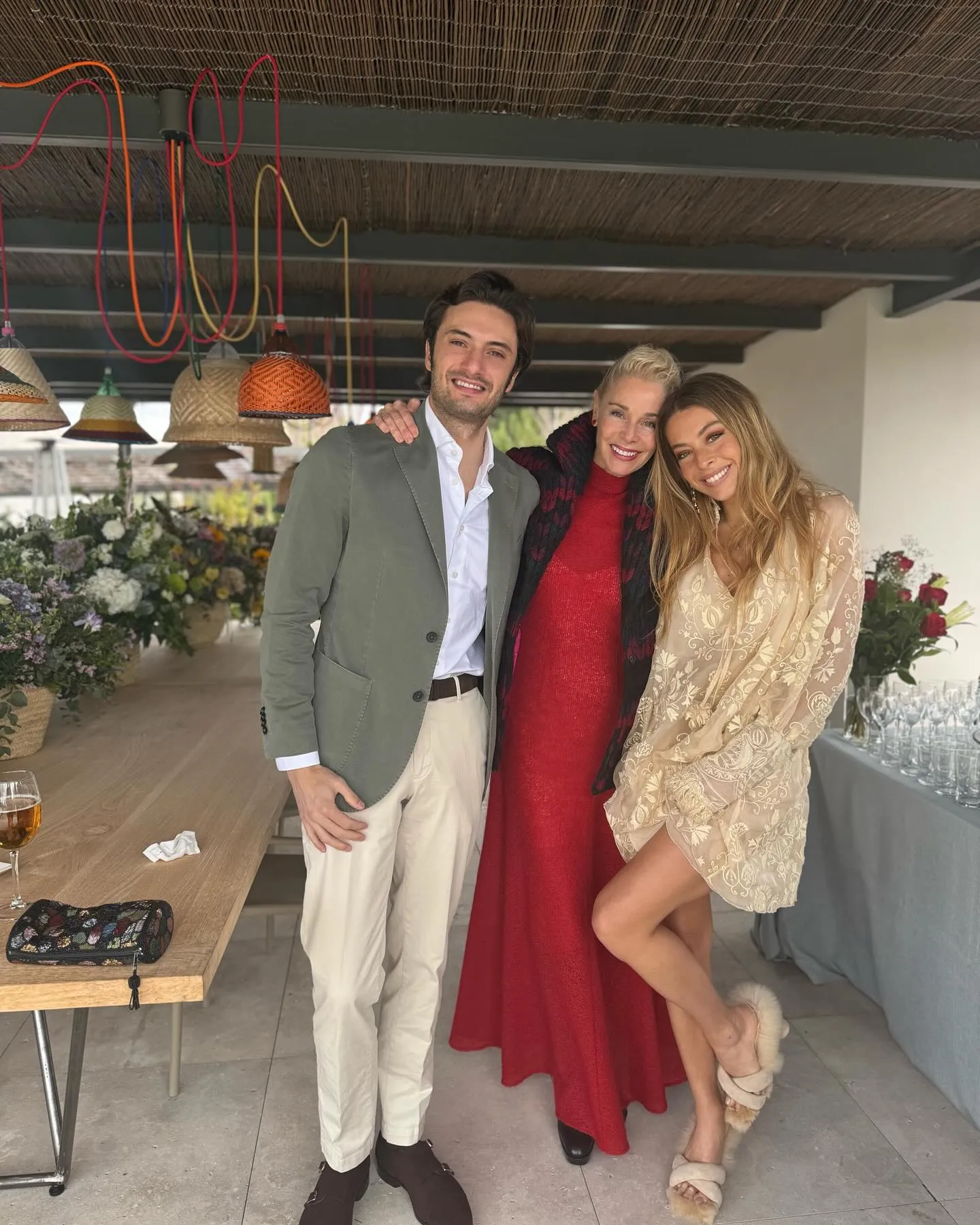 Belén Écija con su novio Jaime y su madre Belén Rueda en su fiesta de pedida