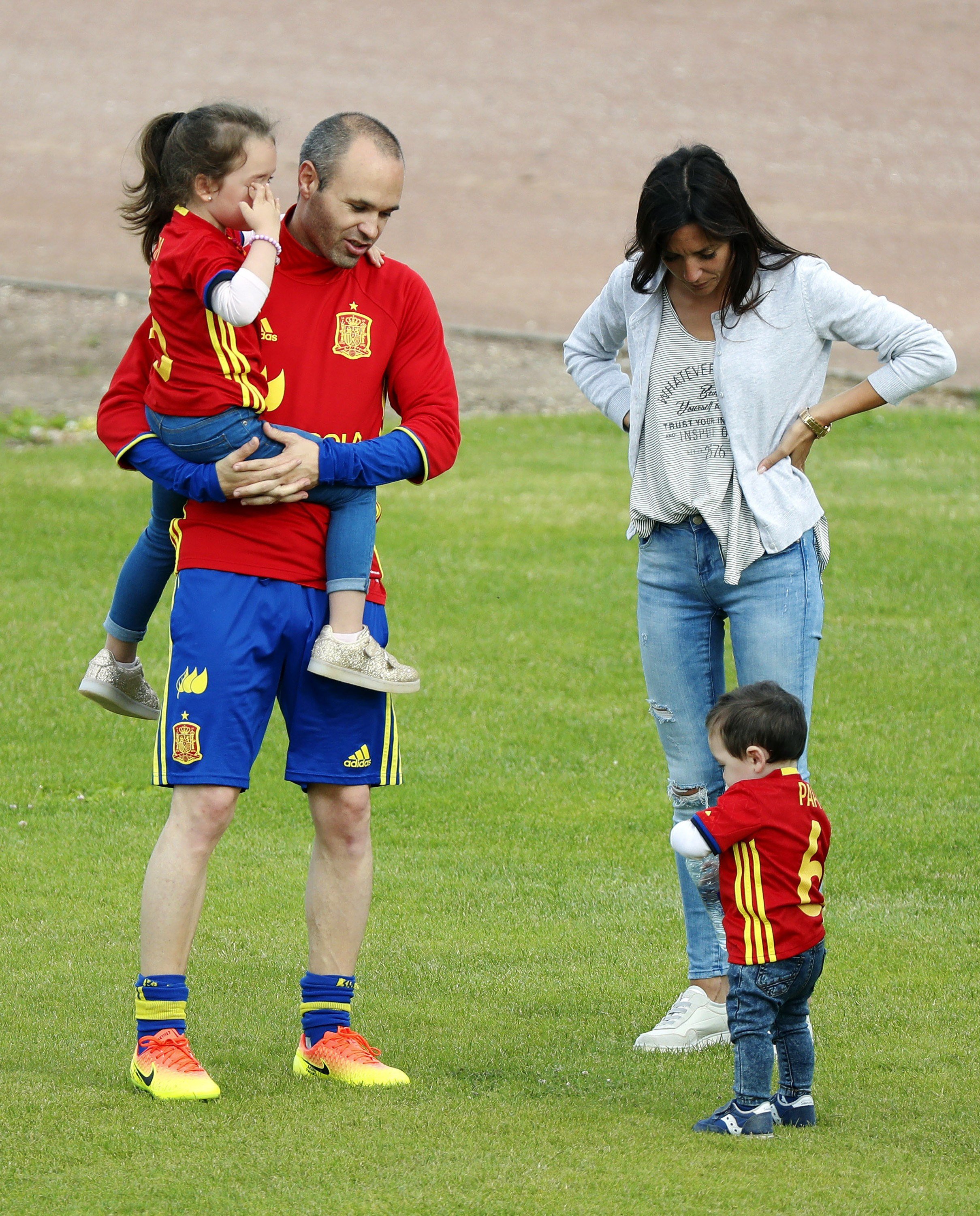 Los Jugadores De «La Roja»: Divertido Entreno Con Sus Hijos